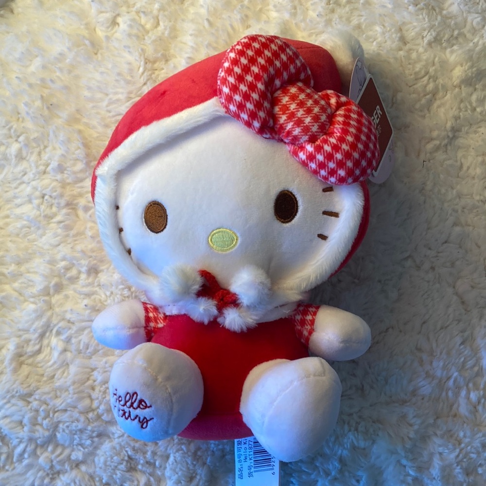 This is a hello kitty plushy it’s new with tags and no defects 🎀